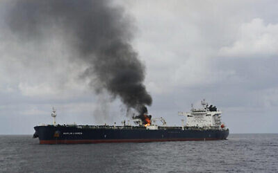 Le pétrolier Marlin Luanda en feu après une attaque des Houthis, dans le golfe d'Aden, le 27 janvier 2024. (Crédit : Marine indienne via AP)