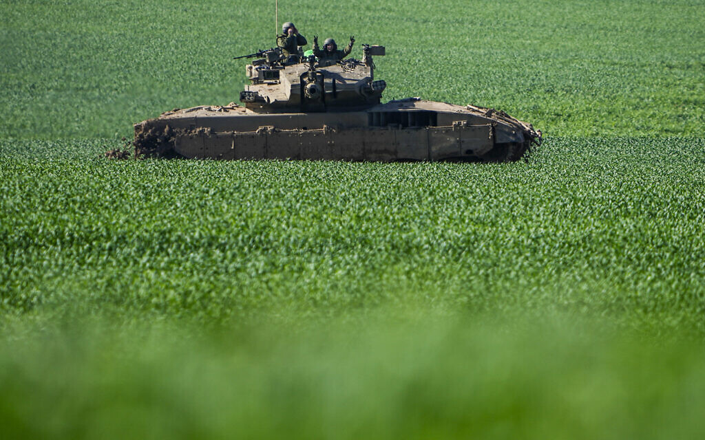 Un char israélien se dirige vers une position à la frontière avec la bande de Gaza, vue du sud d'Israël, mardi 30 janvier 2024. (Crédit : AP Photo/Ariel Schalit)