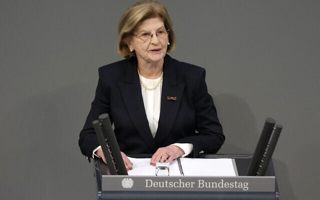 Eva Szepesi, survivante de la Shoah, s'adresse à l'assemblée plénière du Bundestag allemand à Berlin, Allemagne, le 31 janvier 2024. (Crédit : AP Photo/Ebrahim Noroozi)