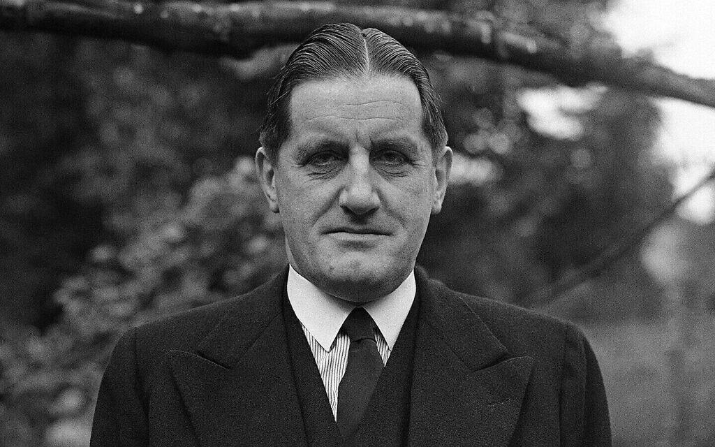 Le docteur Ernst 'Putzi' Hanfstaengl, ancien responsable de la presse étrangère pour le chancelier allemand Adolf Hitler, à son domicile de Londres, le 7 juillet 1937. (Crédit : AP Photo/ Eddie Worth)