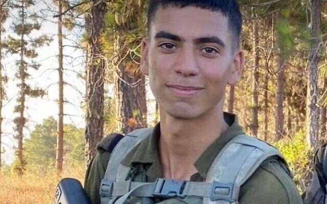 Photo non-datée du caporal Adir Tahar, 19 ans, qui est mort alors qu'il combattait les terroristes du Hamas, le 7 octobre 2023. (Crédit : Armée israélienne)
