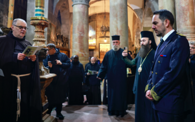 Nicolas Kassianides (au centre), consul général de France à Jérusalem, à l'église du Saint-Sépulcre, dans la Vieille Ville de Jérusalem, le 11 janvier 2024. (Crédit : Menahem Kahana / AFP)
