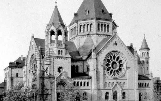 L’ancienne synagogue de Strasbourg, quai Kleber, en 1898, brûlée par les nazis en 1940. (Crédit : Domaine public)