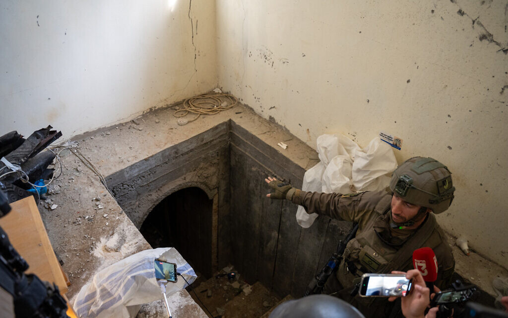Le colonel Or Vollozinsky, commandant the de la 188e Brigade, montre l'entrée d'un tunnel menant à un laboratoire de fabrication de propergol aux journalistes à Bureij, dans le centre de Gaza, le 8 janvier 2024. (Crédit : Emanuel Fabian/Times of Israel)