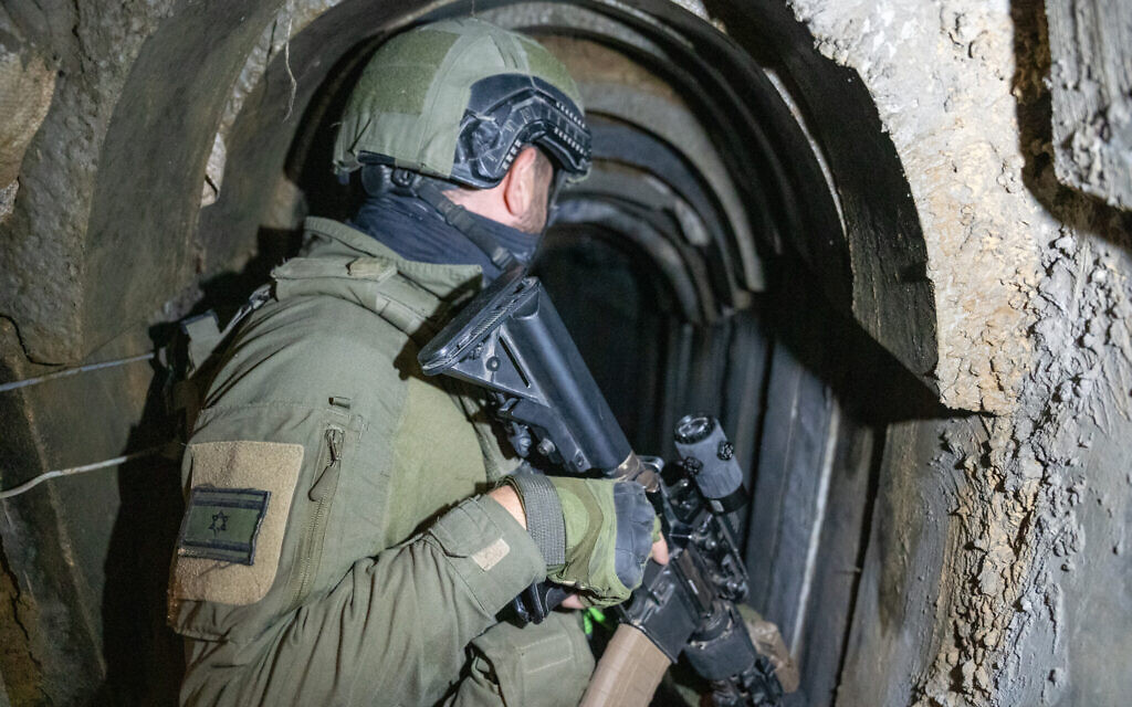 Un soldat garde l'entrée d'un laboratoire souterrain de fabrication de propergol à Bureij, dans le centre de Gaza, le 8 janvier 2024. (Crédit : Emanuel Fabian/Times of Israel)