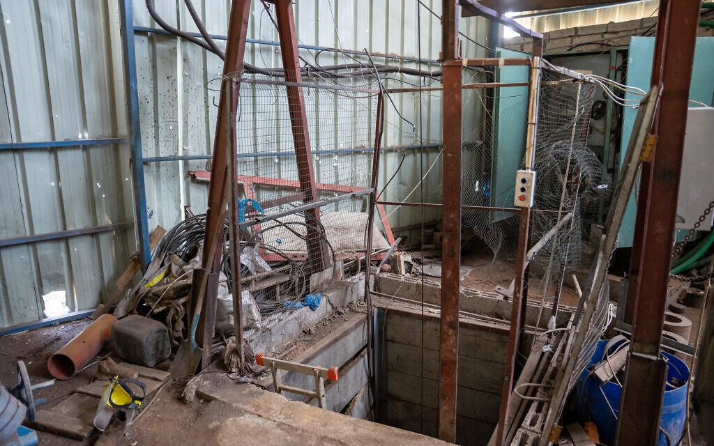 L'entrée d'un tunnel dans un entrepôt du Hamas utilisé pour fabriquer des pièces détachées de roquette à Bureij, dans le centre de Gaza, le 8 janvier 2024. (Crédit : Emanuel Fabian/Times of Israel)