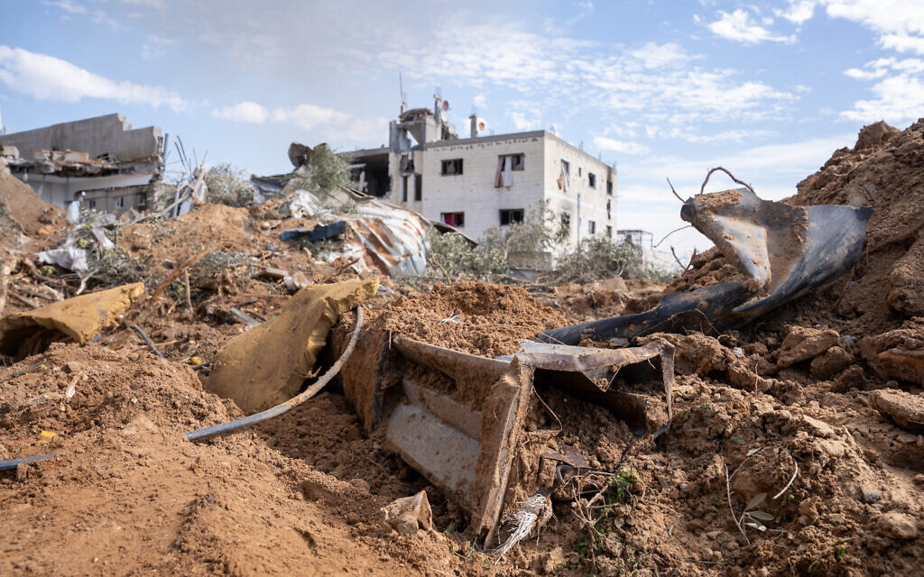 Un lance-roquette à longue portée découvert par l'armée dans le quartier Tuffah de Gaza City, le 21 janvier 2024. (Crédit : Emanuel Fabian/Times of Israel)
