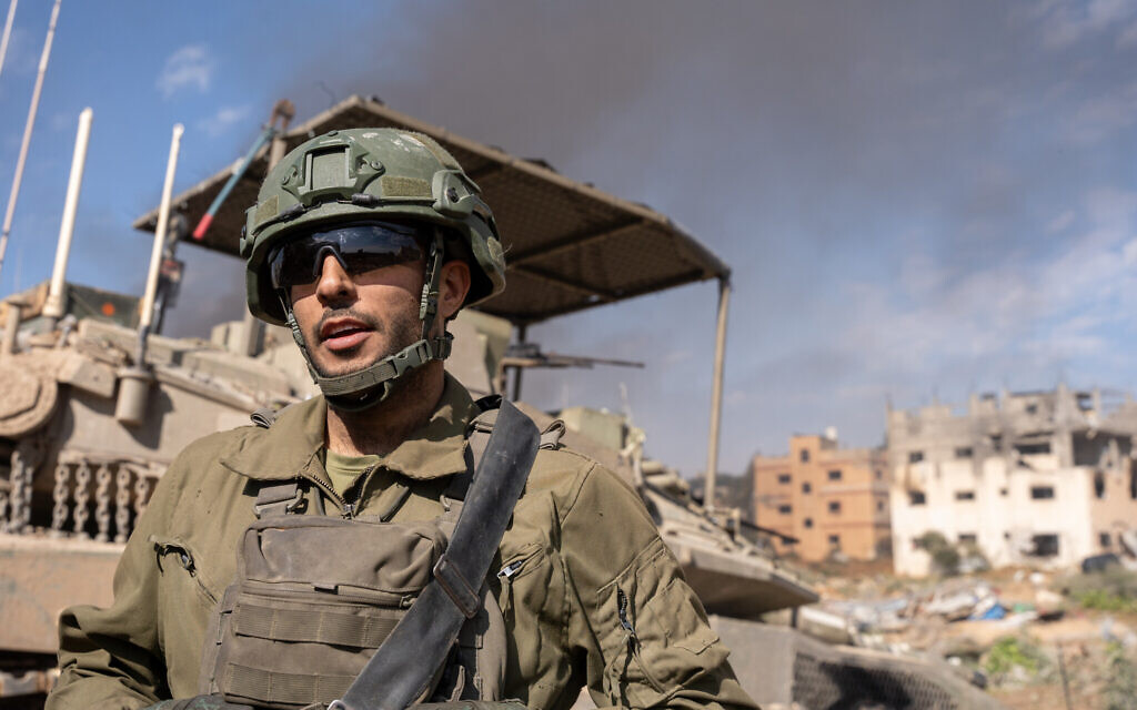 Le lieutenant-colonel Daniel, commandant du 52e Bataillon de la 401 Brigade des blindés, dans le quartier de Tuffah, à Gaza City, le 21 janvier 2024. (Crédit : Emanuel Fabian/Times of Israel)