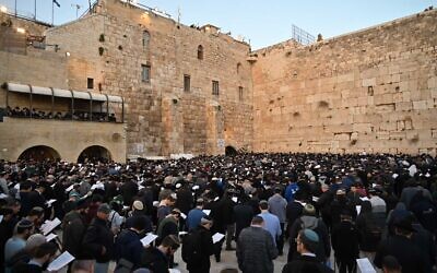Des hommes assistant à un événement de prière de masse pour les otages israéliens à Gaza, au mur Occidental, à Jérusalem, le 10 janvier 2024. (Crédit : Canaan Lidor/Times of Israel)