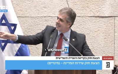 Le ministre de l'Énergie Eli Cohen lors d'un débat à la Knesset le 3 janvier 2024. (Crédit : Capture d'écran de la chaîne de la Knesset ; utilisée conformément à l'article 27a de la loi sur les droits d'auteur)