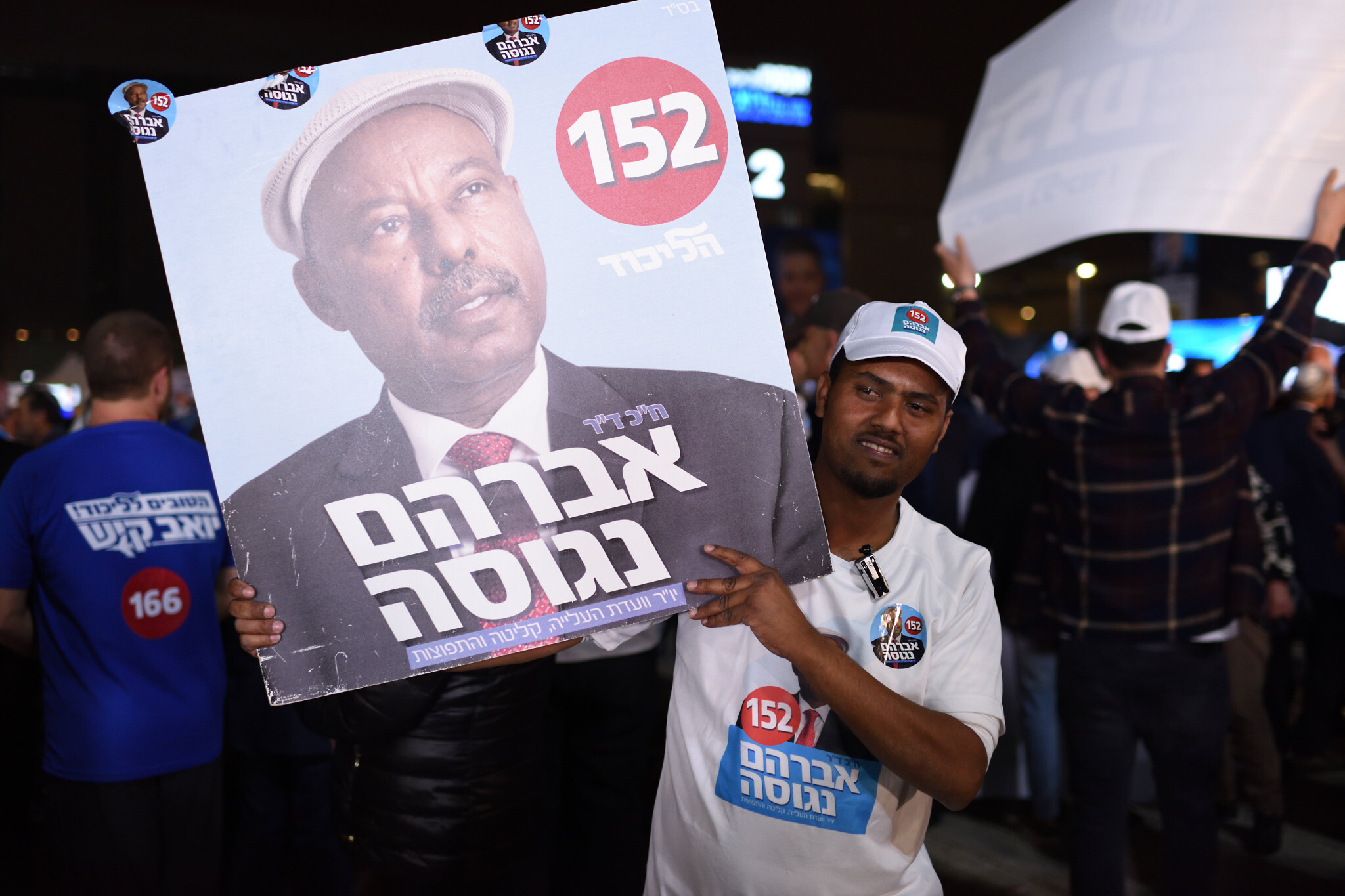 Un membre du Likud tient une pancarte d'Avraham Neguise lors des primaires du parti au bureau de vote de Tel Aviv Likoud le 5 février 2019. (Crédit : Gili Yaari/Flash90 )