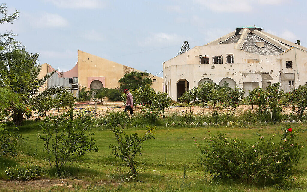 Vue de structures de ce qui fut l'implantation juive du Gush Katif, dans le sud de la bande de Gaza, le 27 juillet 2020. (Photo d'Abed Rahim Khatib/Flash90)