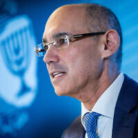 Le gouverneur de la Banque centrale d'Israël, Amir Yaron, s'exprimant lors d'une conférence de presse, à la Banque d'Israël, à Jérusalem, le 2 janvier 2022. (Crédit : Yonatan Sindel/Flash90)