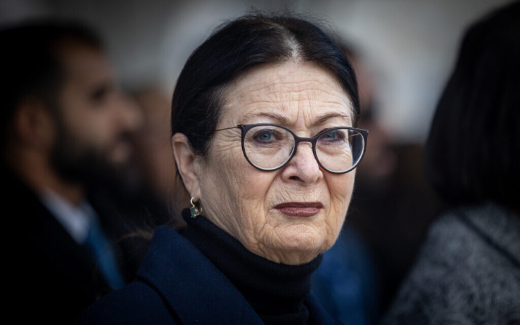 La présidente de la Cour suprême Esther Hayut lors des funérailles de l'ancien président de la Knesset Shevach Weiss au cimetière du mont Herzl à Jérusalem, le 5 février 2023. (Crédit : Yonatan Sindel/Flash90)