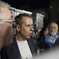 Ronen Tzur, porte-parole du Forum des familles d'otages et de personnes disparues, assiste à un événement sur la place des otages, demandant au gouvernement israélien d'agir en faveur de la libération immédiate des otages, le 28 octobre 2023. (Crédit : Gili Yaari /Flash 90)