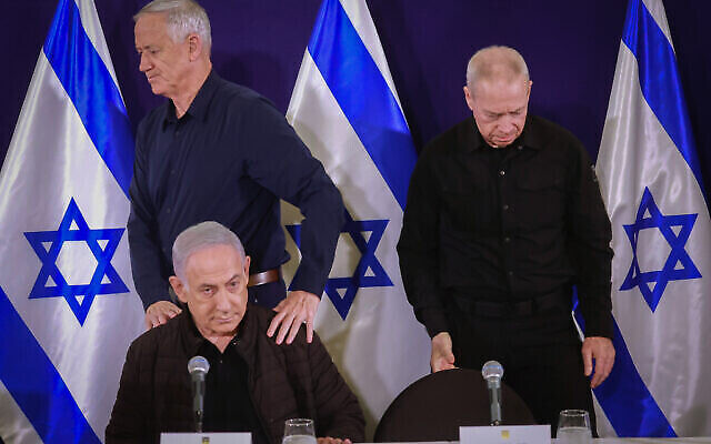 Le Premier ministre Benjamin Netanyahu, le ministre de la Défense Yoav Galant et le ministre Benny Gantz donnent une conférence de presse conjointe dans les locaux du ministère de la Défense, à Tel Aviv, le 11 novembre 2023. (Crédit : Marc Israël Sellem/Pool)