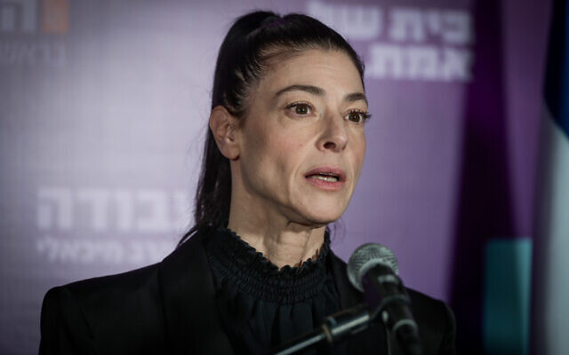 La présidente du parti Avoda, la députée Merav Michaeli, annonçant qu'elle se retire de la direction du parti, lors d'une conférence de presse, à Tel Aviv, le 7 décembre 2023. (Crédit : Avshalom Sassoni/Flash90)