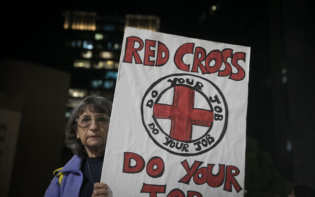 Un manifestant anti-Croix Rouge sur la place des Otages à Tel Aviv, le 14 décembre 2023. (Crédit : Miriam Alster/Flash90)