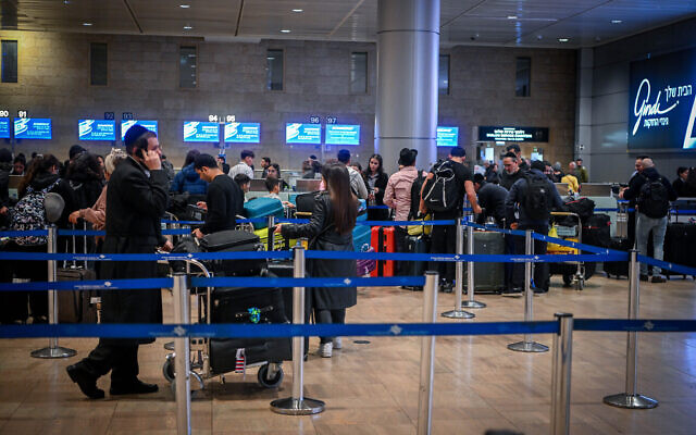 Des passagers à l'aéroport Ben Gurion près de Tel Aviv, le 26 décembre 2023. (Crédit : Arie Leib Abrams/Flash90/Dossier)