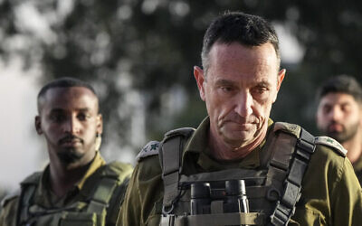 Le chef d'état-major de l’armée israélienne, Herzi Halevi, faisant une déclaration aux médias, depuis une base militaire, dans le sud d'Israël, le 26 décembre 2023. (Crédit : Flash90)