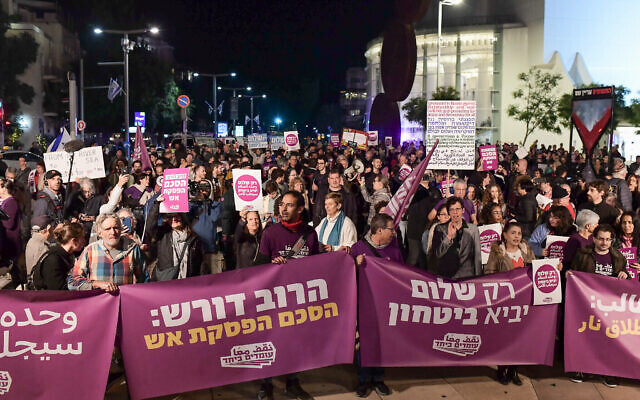 Des militants de Standing Together protestant contre la guerre entre Israël et le Hamas, appelant à un cessez-le-feu, à Tel Aviv, le 28 décembre 2023. (Crédit : Tomer Neuberg/Flash90)