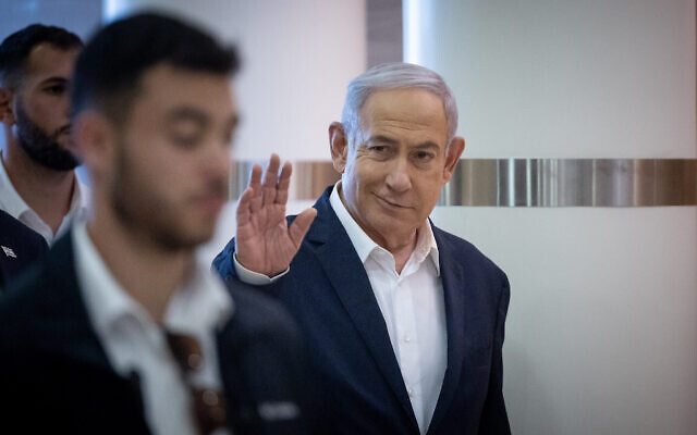 Le Premier ministre Benjamin Netanyahu arrivant pour une réunion de son parti, le Likud, à la Knesset, à Jérusalem, le 1er janvier 2024. (Crédit : Yonatan Sindel/Flash90)