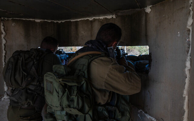 Des soldats israéliens montant la garde à un checkpoint temporaire sur une route dans le nord d'Israël, près de la frontière avec le Liban, le 6 janvier 2024. (Crédit : Ayal Margolin/Flash90)
