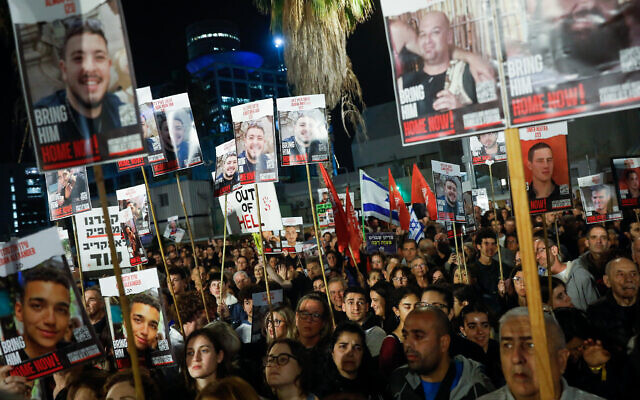 Des Israéliens assistant au rassemblement hebdomadaire appelant au retour des otages détenus par les terroristes du Hamas dans la bande de Gaza, sur la "Place des Otages", à Tel Aviv, le 6 janvier 2024. (Crédit : Miriam Alster/Flash90)