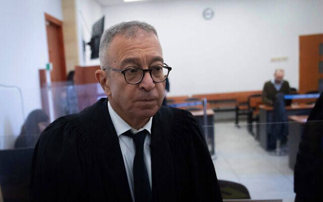L'avocat du Premier ministre Benajmin Netanyahu, Me Boaz Ben Tzur, arrivant pour une audience au tribunal de Jérusalem, le 8 janvier 2024. (Crédit : Chaïm Goldberg/Flash90)
