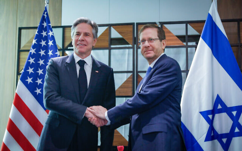 Le président Isaac Herzog, à droite, rencontrant le secrétaire d'État américain Antony Blinken, à Tel Aviv, le 9 janvier 2024. (Crédit : Miriam Alster/Flash90)