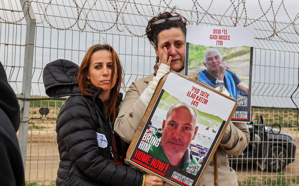 Les familles des Israéliens retenus en otage par les terroristes du Hamas à Gaza manifestant pour leur libération, près de la frontière israélienne avec Gaza, le 11 janvier 2024. (Crédit : Flash90)