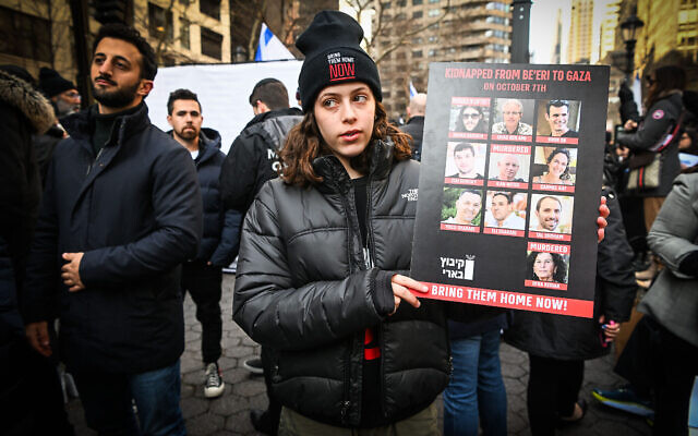 L'otage libérée Hila Rotem Shoshani participant à un rassemblement appelant à la libération des otages israéliens détenus par les terroristes du Hamas dans la bande de Gaza, devant le siège des Nations Unies, à New York, le 12 décembre 2024. (Crédit : Arie Leib Abrams/Flash90)