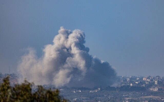De la fumée s'élève après une frappe aérienne israélienne dans la bande de Gaza, vue du côté israélien de la frontière, le 14 janvier 2024. (Crédit : Chaim Goldberg/Flash90)