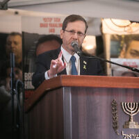 Le président Isaac Herzog s'exprimant lors d'un rassemblement de 24 heures pour les otages, marquant le 100e jour depuis le début de la guerre entre Israël et le Hamas, sur la "Place des Otages", à Tel Aviv, le 14 janvier 2024. (Crédit : Miriam Alster/Flash90)