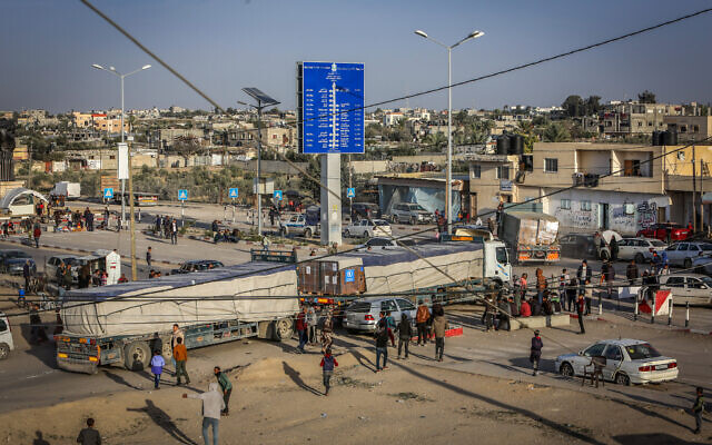 Des camions transportant de l'aide arrivant du côté gazaoui du poste frontière de Kerem Shalom, dans le sud de la bande de Gaza, le 17 janvier 2024. (Crédit : Abed Rahim Khatib/Flash90)
