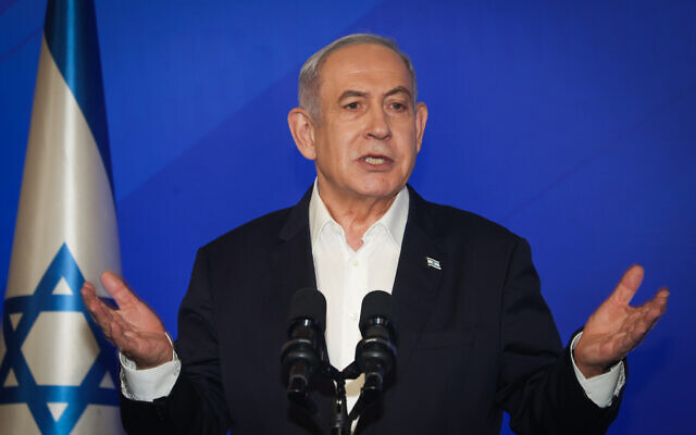 Le Premier ministre israélien Benjamin Netanyahu s'exprimant lors d'une conférence de presse, au ministère de la Défense, à Tel Aviv, le 18 janvier 2024. (Crédit : Yariv Katz/POOL)