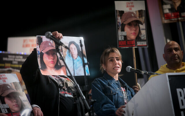 Shira Albag évoque sa fille, Liri, lors d'un rassemblement réclamant la libération des otages kidnappés par le Hamas sur la "Place des Otages", à Tel Aviv, le 20 janvier 2024. (Crédit : Miriam Alster/Flash90)