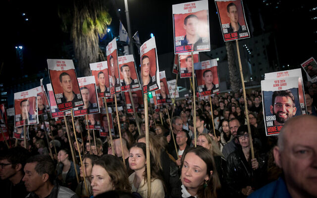 Des Israéliens lors d'un rassemblement réclamant la libération des otages détenus à Gaza par les terroristes palestiniens sur la "Place des Otages", à Tel Aviv, le 20 janvier 2024. (Crédit : Miriam Alster/Flash90)