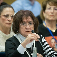 Bella Haim, la grand-mère de Yotam Haïm, tué par des soldats israéliens après avoir échappé des mains du Hamas, dans la bande de Gaza, s'exprime lors d'une conférence donnée pour la Journée internationale de la Shoah à la Knesset, le 30 janvier 2024. (Crédit : Chaim Goldberg/Flash90)