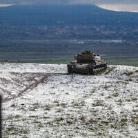 Un char ancien dans la neige, sur le plateau du Golan, dans le nord d'Israël, le 31 janvier 2024. (Crédit : Ayal Margolin/Flash90)