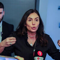 La ministre des Transports, Miri Regev, s'adresse aux médias après une audience du tribunal de première instance de Tel Aviv, le 31 janvier 2024 (Flash90)
