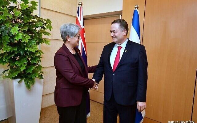 La ministre australienne des Affaires étrangères, Penny Wong, avec le ministre des Affaires étrangères Israel Katz, le 16 janvier 2024. (Crédit : Rafi Ben Hakun)