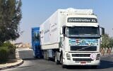 Un camion chargé d'aide humanitaire à destination de la bande de Gaza, au poste-frontière de Kerem Shalom, le 15 janvier 2023. (Crédit : COGAT)
