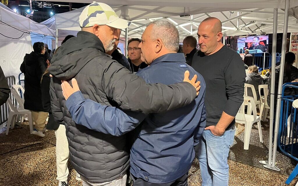 Gadi Eisenkot, ministre du cabinet de guerre, participant au rassemblement marquant les 100 jours depuis l'enlèvement des otages à Gaza,sur la "Place des Otages, à Tel Aviv, le 14 janvier 2024. (Crédit : Autorisation)