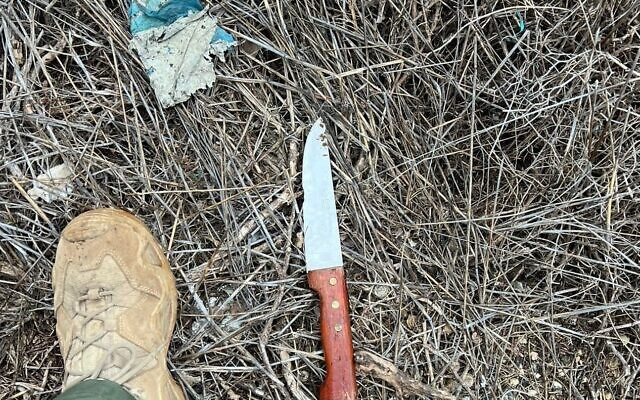 Le couteau qui aurait été en possession d'une Palestinienne blessée par balle par les soldats alors qu'elle tentait d'entrer dans l'implantation de Psagot. (Capture d'écran : X)