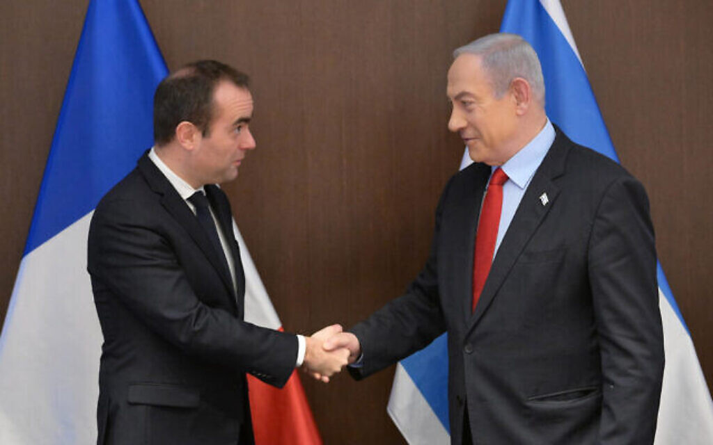 Le Premier ministre Benjamin Netanyahu rencontre le ministre français de la Défense, Sébastien Lecornu, à Jérusalem le 22 janvier 2024. (Crédit : Amos Ben Gershom/GPO)