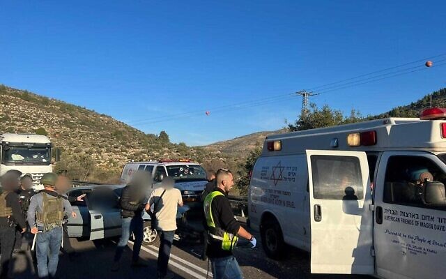 La scène d'une attaque terroriste en Cisjordanie, sur la Route 465, le 7 janvier 2024. (Crédit : Magen David Adom)