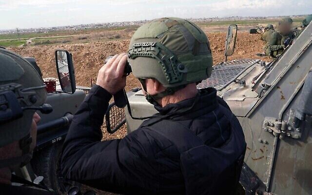 Le ministre de la Défense, Yoav Gallant, observe la bande de Gaza le 11 janvier 2024. (Crédit : Ariel Hermoni/Ministère de la Défense)