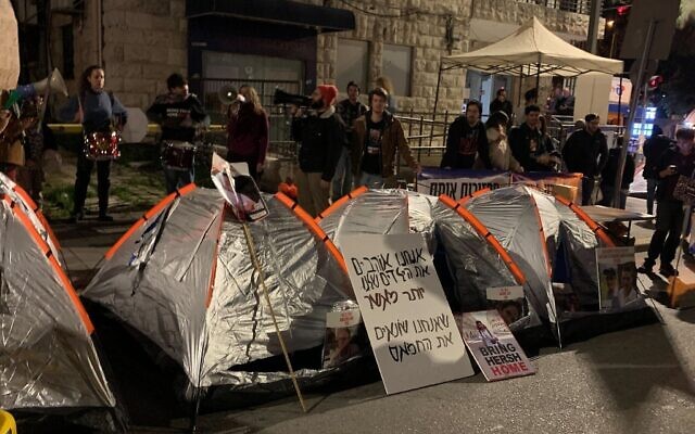 Des tentes érigées par les familles des otages du Hamas à proximité de la résidence privée du Premier ministre, le long de la rue Azza, à Jérusalem, le 21 janvier 2024. (Crédit : Charlie Summers/Times of Israel)