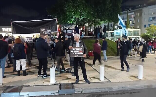 Des manifestants de gauche de Looking the Occupation in the Eyes brandissent des pancartes sur lesquelles on peut lire « Demain, c'est maintenant », lors d'une manifestation antigouvernementale à Tel Aviv, le 27 janvier 2024. (Crédit : Noam Lehmann)